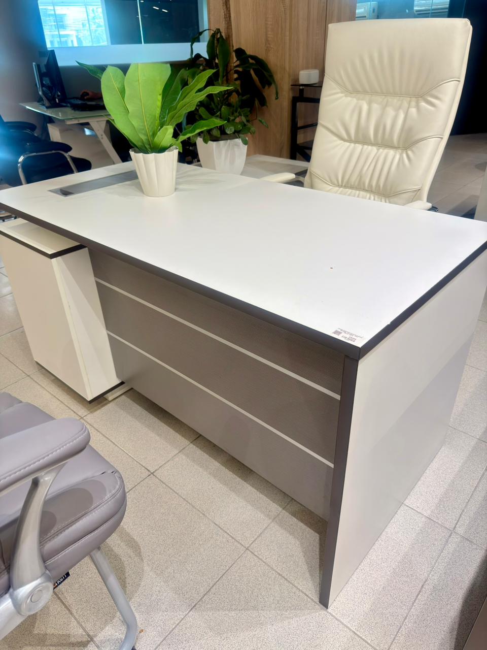 Escritorio ejecutivo blanco con almacenamiento lateral