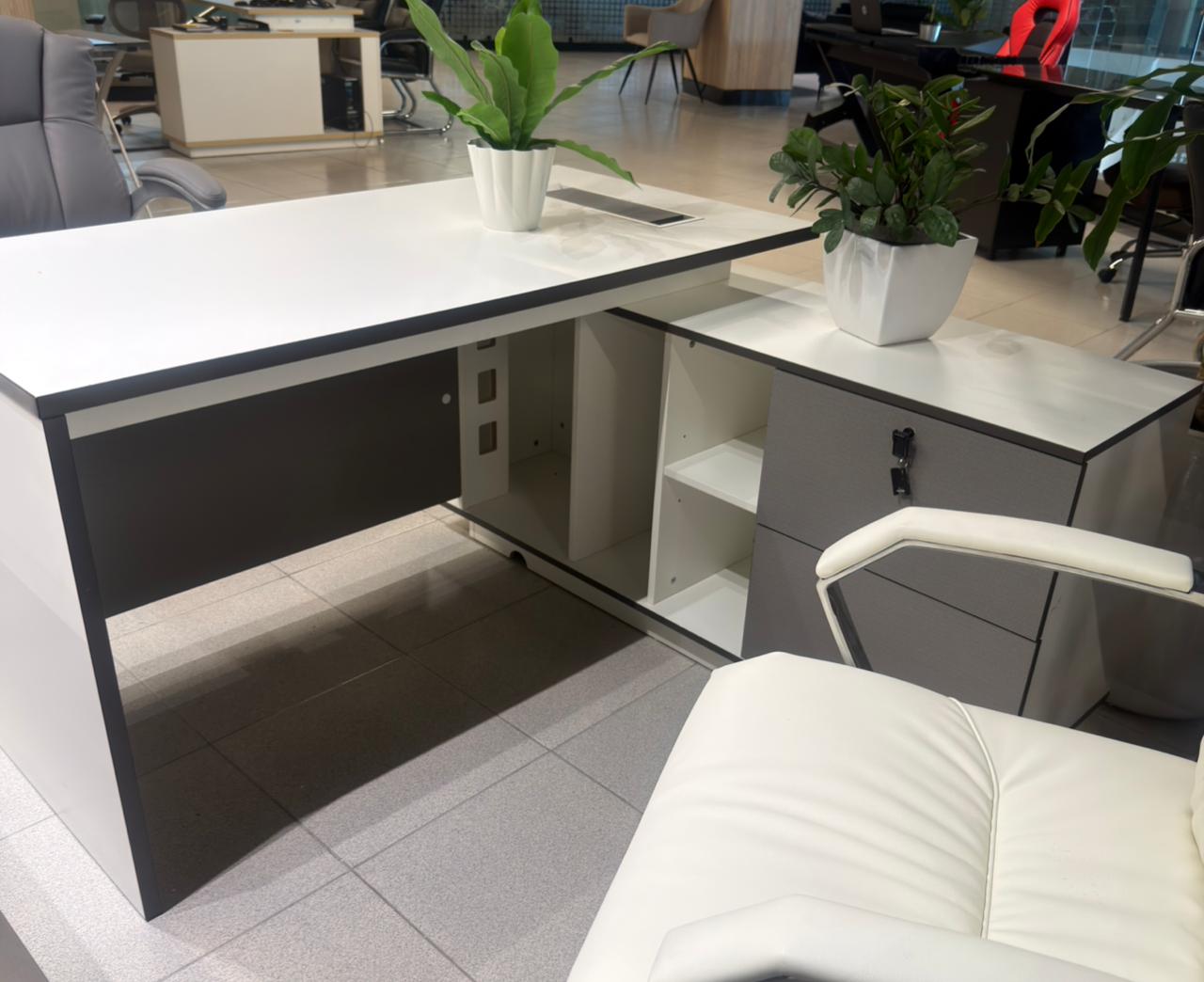 Escritorio esquinero con cajonera y silla
