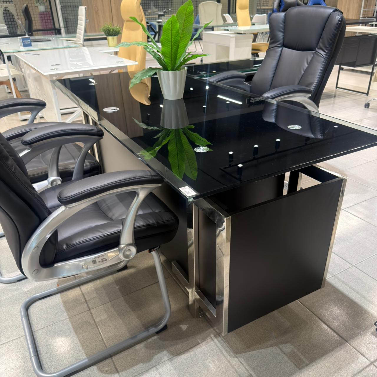 Mesa de vidrio negra con sillas de oficina